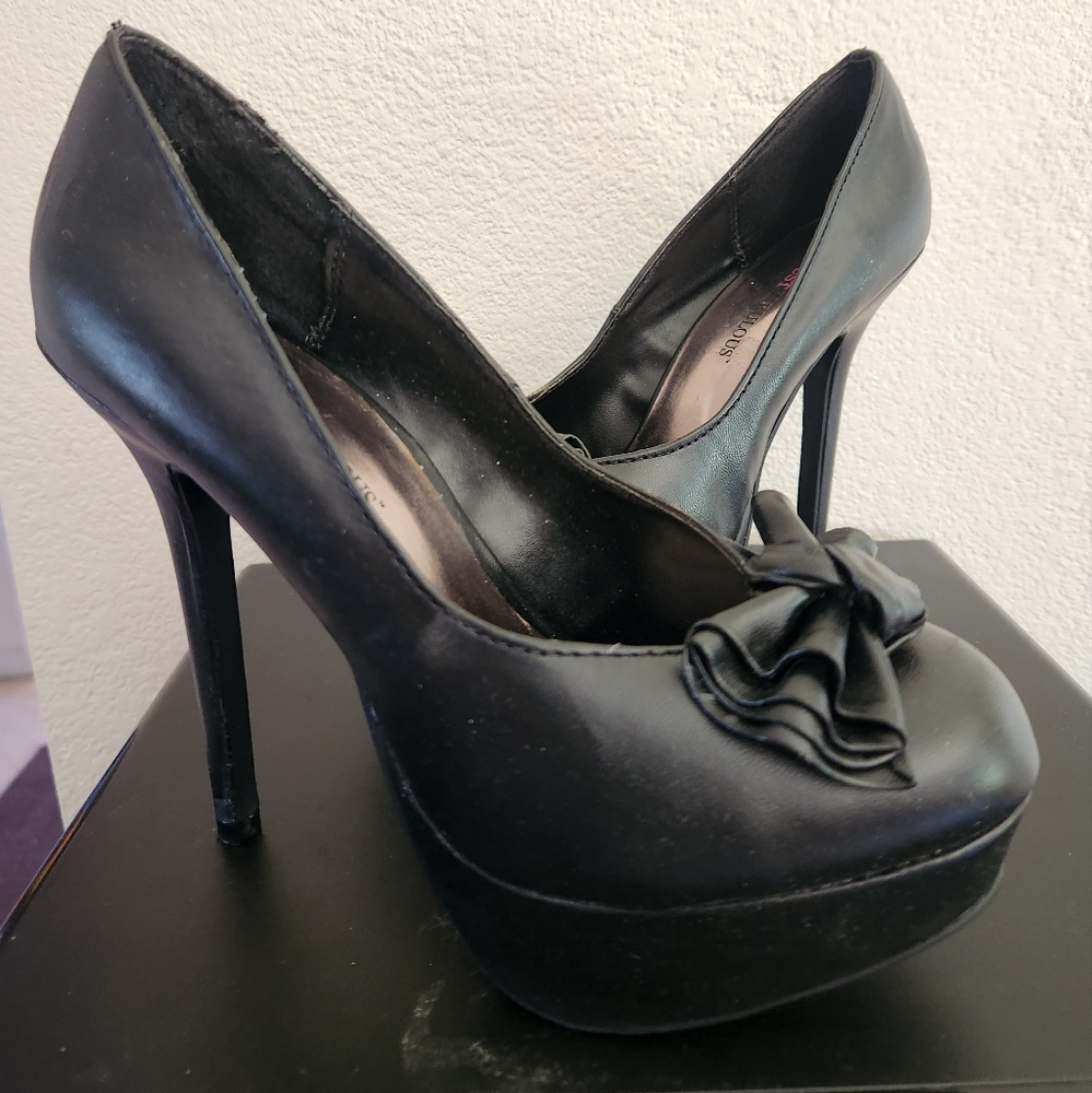 Black heel size 7.5